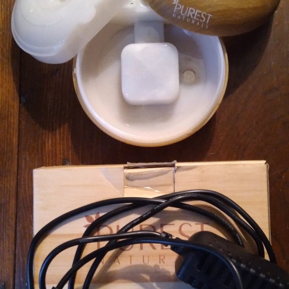 Purest Naturals Essential Oil Diffuser with color-changing LED lights-Nearly New - Picture 2 of 3